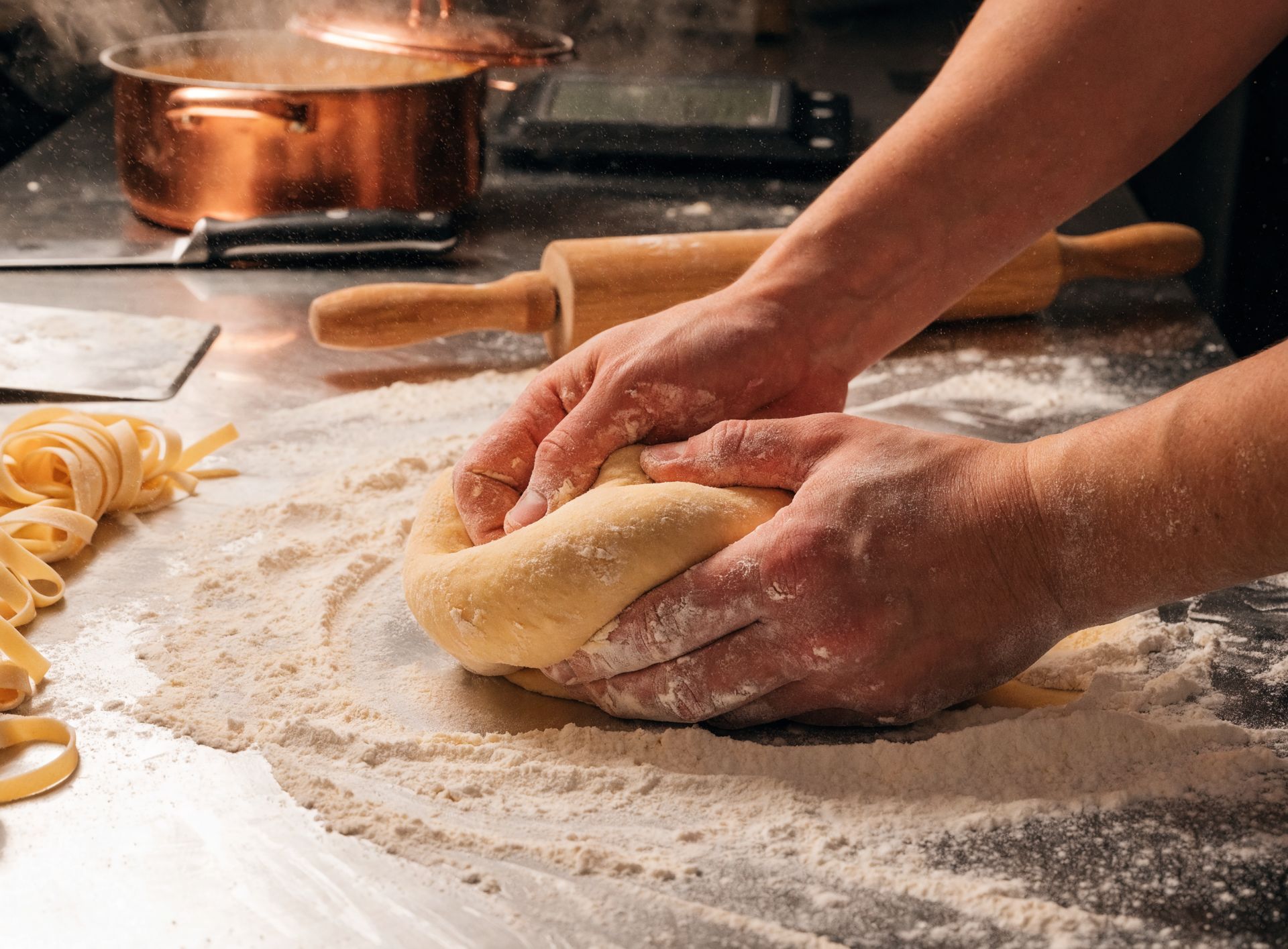 Dettaglio di una superficie inox lavorata da Borz